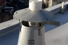 spalinová cesta od kondenzačního kotle není v ústí chráněna proti působení UV záření - dochází k degradaci komínové vložky